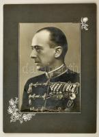 cca 1910 Osztrák-Magyar Monarchia vezérőrnagyának fotója kintüntetésekkel, keményhátú fotó, díszes kartonon, 17x11 cm.