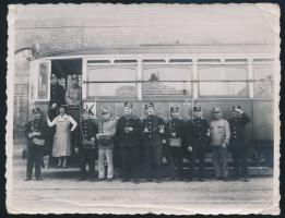 1938 BSzKRt villamosvezetőinek, ellenőreinek egy csoportja, háttérben egy villamossal, 8x11 cm.