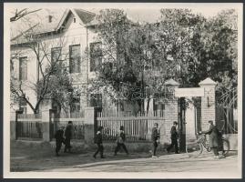 1957-1959 Nagykőrös, zeneiskola, az Arany János Gimnázium 400 éves fennállását ünnepli, 2 db hátoldalon feliratozott fotó, 18x13 és 16x23 cm + Arany János Gimnázium jelvénye