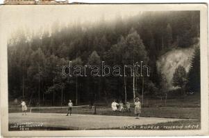 Lucski-fürdő, Lúcky Kúpele; teniszpálya teniszezőkkel / Tenisove Hriste / Tennis court. Lumen