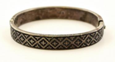 Ezüst(Ag) gyerek karperec, hiányos zománc berakással, jelzett, 5x4,5 cm, bruttó: 11,1 g