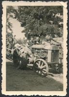 cca 1930 Aratási mókázás egy traktoron, 8x6 cm.