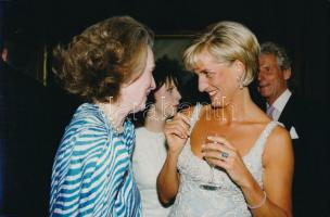 1997 Diana hercegnő árverés megnyitón, fotó, hátulján feliratozva, 17×25 cm