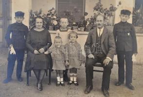 1903-1930 10 db főként iskolai csoportképes fénykép, kartonra kasírozva, hátoldalukon feliratozva, 1...