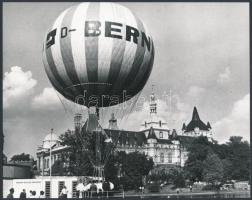 cca 1966 Budapest, Városliget, ballon-posta indítása, vintage fotó, 17x22 cm