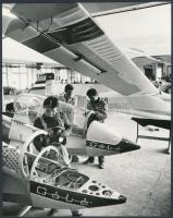 1981 Szombathely, az AFIT vállalat műhelyében gyártják a korszerűsített GÓBÉ vitorlázógépeket, vintage fotó, 22x17,5 cm