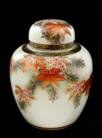 Jelzett kínai fedeles váza, részben kézzel festett, hibátlan, m:13 cm
