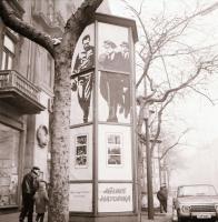 1969 Budapest, a Fővárosi Moziüzemi Vállalat hirdető oszlopai, plakáthelyei, kirakatai, ahol az új f...