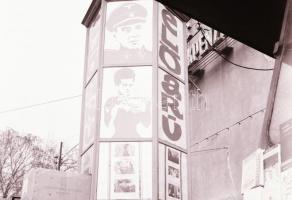 1969 Budapest, a Fővárosi Moziüzemi Vállalat hirdető oszlopai, plakáthelyei, kirakatai, ahol az új f...