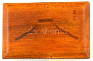 Intarziás fa doboz" Emlék felirattal", apró hibákkal, kulcs nélkül, 27×18 cm, m:8 cm