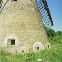 cca 1990 Alföldi szélmalom, 6 db szabadon felhasználható vintage negatív, 6x6 cm