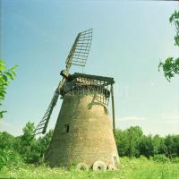 cca 1990 Alföldi szélmalom, 6 db szabadon felhasználható vintage negatív, 6x6 cm