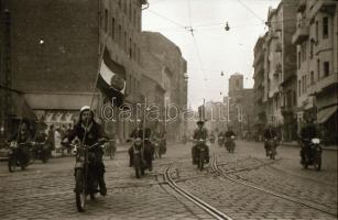 cca 1948 Budapesti motoros felvonulás, motoros verseny és egy autójavító műhelyben készült felvételek, 29 db szabadon felhasználható vintage negatív Rózsa György fotóriporter hagyatékából, 24x36 mm