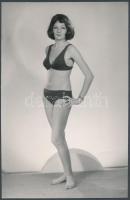 1972 Egy lap a manöken nyilvántartásból, 24x15,5 cm, karton 28,5x20 cm