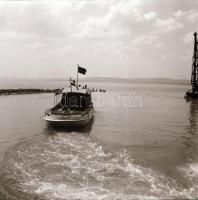 1966 Balatoni kompon készült felvételek, 8 db vintage negatív Kotnyek Antal (1921-1990) fotóriporter...