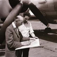 cca 1965 Érdi Krausz György (1899-1972) mérnök, geodéta, térképész a Ferihegyi repülőtéren, 5 db vin...