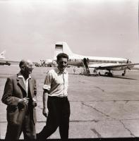 cca 1965 Érdi Krausz György (1899-1972) mérnök, geodéta, térképész a Ferihegyi repülőtéren, 5 db vin...