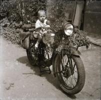 cca 1960 Különféle motorkerékpárokat ábrázoló negatívok tétele, 7 db szabadon felhasználható vintage...