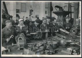 cca 1950 Portrék, csoportképek, eseményfotók vegyesen, 13 db vintage fotó Tiszavölgyi József fotórip...