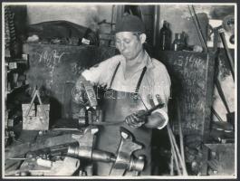 cca 1950 Portrék, csoportképek, eseményfotók vegyesen, 13 db vintage fotó Tiszavölgyi József fotórip...