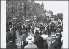 cca 1960 Budapesti városképek, eseményfotók, 13 db fotó, ebből tizenegy vintage kép, kettő pedig vintage negatívról készült mai nagyítás, 14x9 cm és 18x25 cm között