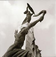 cca 1960 Budapesti műemlékek, városképek, életképek, 13 db vintage, szabadon felhasználható negatív,...