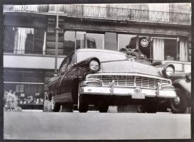 cca 1950 7 db amerikai autókról Budapesten készült fotó: Plymouth Savoy, Ford Fairlane, kartonra rag...