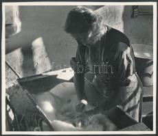 cca 1950 Heti nagymosás, jelzés nélküli, vintage fotóművészeti alkotás, 17x20 cm