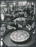 1966 Zalaszentgrót, alma-rulett... export almák osztályozása, vintage fotó, 22,5x18 cm