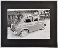cca 1960 Fiat 500 típusú autóról készült fotó, kartonra ragasztva, 16,5x23 cm