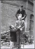 1945 Budapest, háborús bűnös nyilvános kivégzése, 2 db vintage negatívról készül mai nagyítás, 25x18 cm