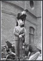 1945 Budapest, háborús bűnös nyilvános kivégzése, 2 db vintage negatívról készül mai nagyítás, 25x18...