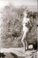 cca 1970 Piknik, 13 db vintage negatív, szolidan erotikus felvételek, 24x36 mm