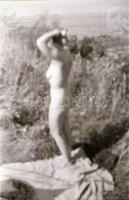 cca 1970 Piknik, 13 db vintage negatív, szolidan erotikus felvételek, 24x36 mm