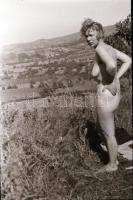 cca 1970 Piknik, 13 db vintage negatív, szolidan erotikus felvételek, 24x36 mm