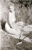 cca 1970 Piknik, 13 db vintage negatív, szolidan erotikus felvételek, 24x36 mm