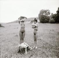 cca 1980 Szolidan erotikus felvételek negatív tétele, 13 db vintage negatív, 6x6 cm és 4x6 cm