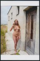 cca 1980 Színes képek, színes egyéniségek, 4 db szolidan erotikus fénykép, korabeli negatívokról kés...