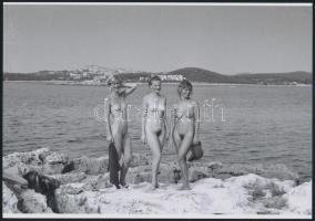 cca 1971 Vízimádók, 3 db szolidan erotikus fénykép, korabeli negatívokról készült mai nagyítások, 25...