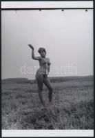 cca 1973 Hölgyek, urak találkája közös tételben, 5 db szolidan erotikus fénykép, korabeli negatívokr...