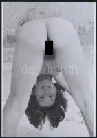 cca 1973 Hölgyek, urak találkája közös tételben, 5 db szolidan erotikus fénykép, korabeli negatívokr...