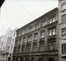 cca 1970 Budapesti épületekről készült negatív felvételek, az épületek címe feliratozva a tasakon, három korábban el nem adott tétel összevonásából 17 db szabadon felhasználható vintage negatív, 6x7 cm