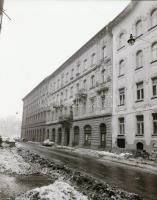 cca 1970 Budapesti épületekről készült negatív felvételek, az épületek címe feliratozva a tasakon, h...