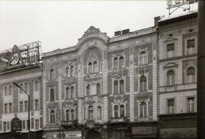 cca 1970 Budapesti épületekről készült negatív felvételek, az épületek címe feliratozva a tasakon, h...