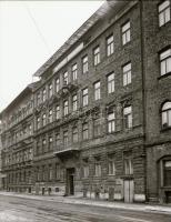 cca 1970 Budapesti épületekről készült negatív felvételek, az épületek címe feliratozva a tasakon, h...