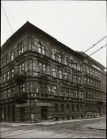 cca 1970 Budapesti épületekről készült negatív felvételek, az épületek címe feliratozva a tasakon, h...