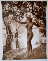 cca 1978 Vízparti emlék, jelzés nélküli vintage fotóművészeti alkotás, 40x30 cm / erotic photo, 40x30 cm