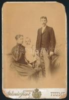 1896 Wiettinghof Gyula (1867-1909) m. kir. központi dohányjövedéki igazgatósági titkári, felesége Lukse-Fábry Mária Hilda és Gyermekük, keményhátú fotó, Fiume, Antonio Funk, a fotó sarkai viseltesek, 16x11 cm.