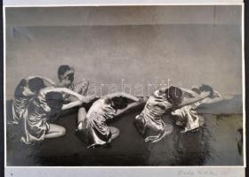 1932 Kinefónia - ülő félkör, fotó ADA, aláírt és feliratozott vintage fotóművészeti alkotás, Szentpál Olga iskolájának archívumából, felületén törésvonal, kasírozva, 16x23,5 cm, karton 34x24 cm