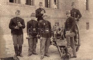 K.u.K. tüzérek csoportképe ágyúval / WWI K.u.K. artillerymen with cannon, group photo (Rb)